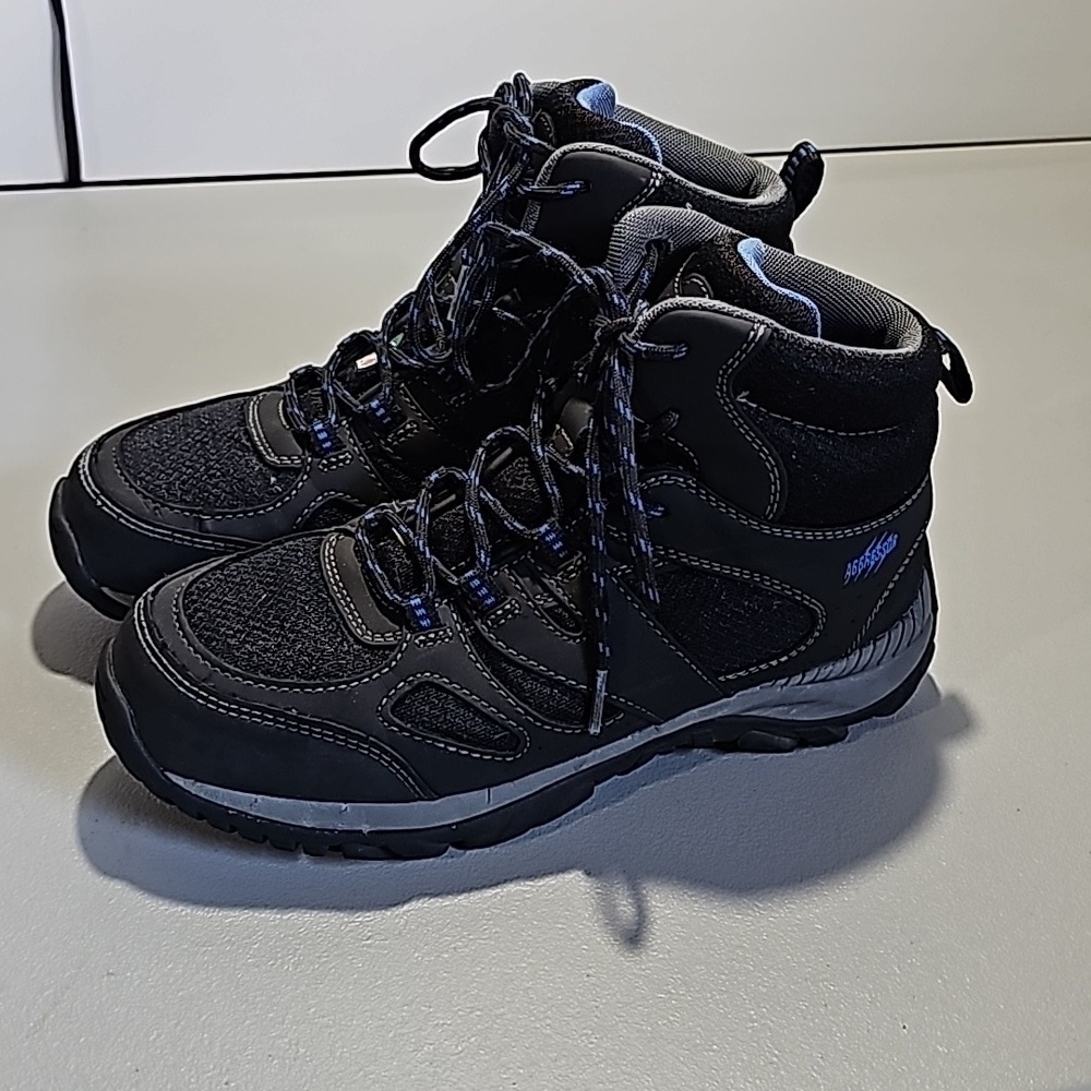 Aggressor black size 8 hiking boots